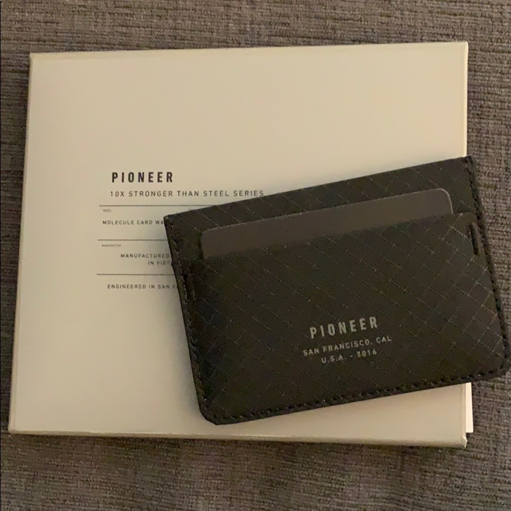 Pioneer Molecule 3PN cardholder NWOT